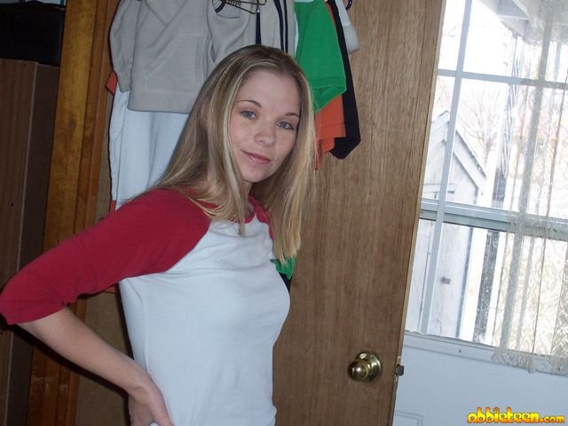 Cute Abbie Shows Off Her Crib MTV Style