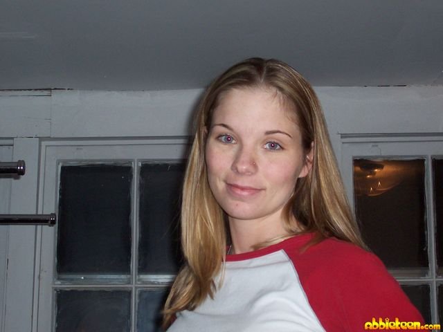 Cute Abbie Shows Off Her Crib MTV Style